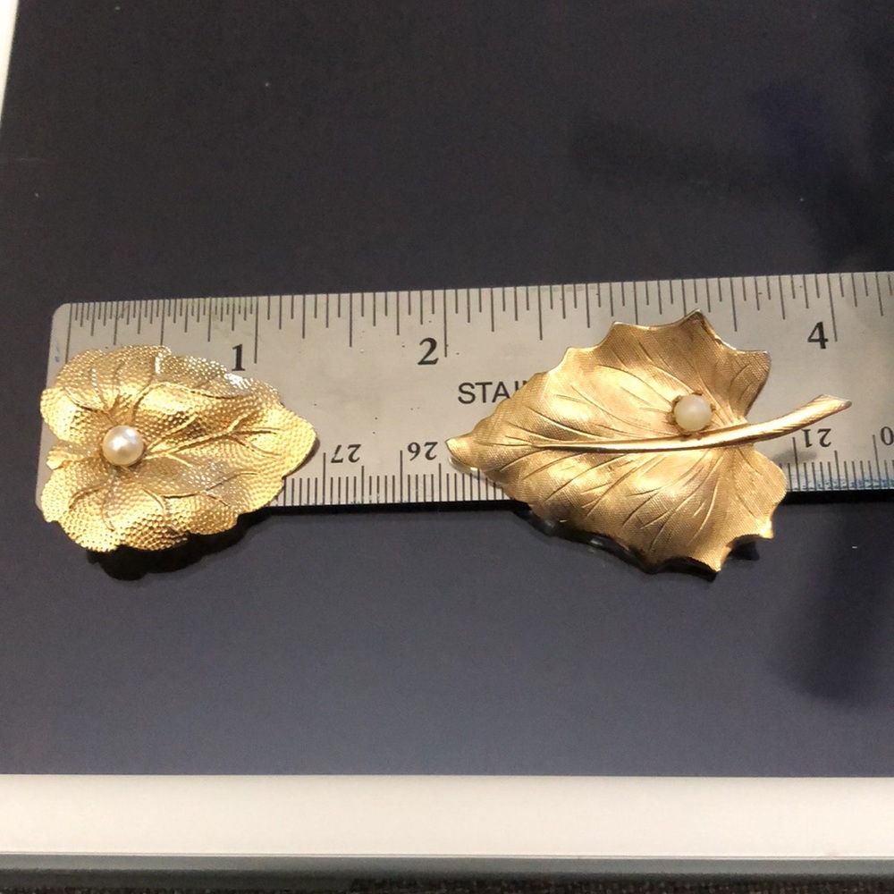 Two Beautiful vintage brooches. Gold leaf & pearl. BO11 - Picture 7 of 7